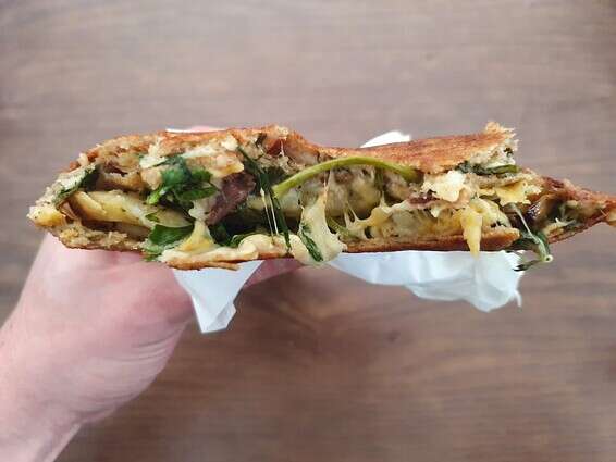 וגם מה שבפנים לא מאכזב. קרפ "צ'דר מעושנת" // צילום: רז ישראלי